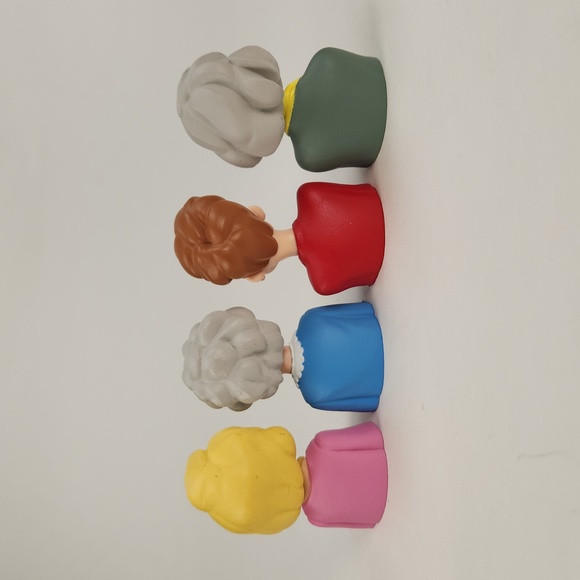 The Golden Girls Stylized 2" Finger Puppets and Mini A to Z guide in Retail Box - Picture 13 of 17